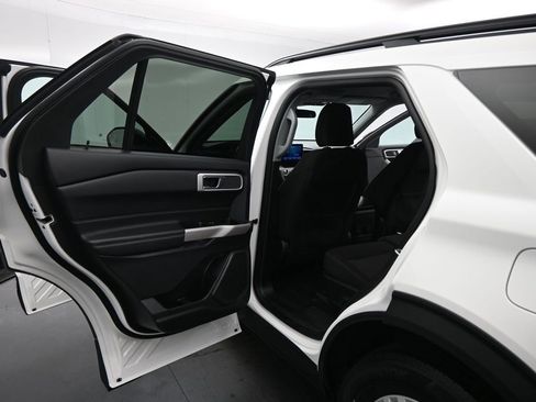 Certified 2024 Ford Explorer XLT RWD image 16