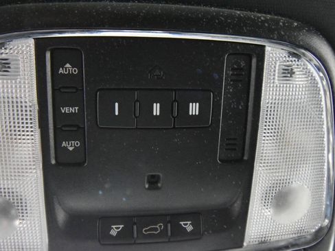 Used 2018 Jeep Grand Cherokee Limited image 24