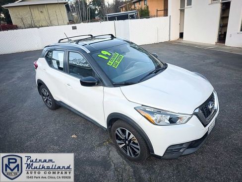 Used 2019 Nissan Kicks SV image 1