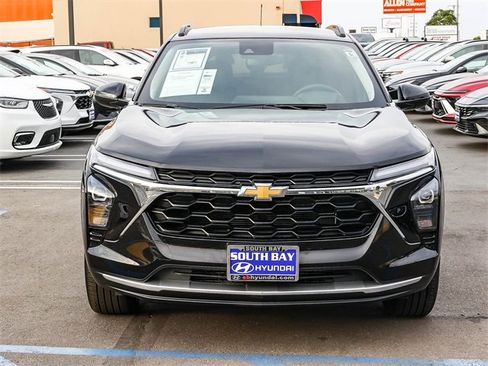 Used 2025 Chevrolet Trax LT w/ LT Convenience Package image 2