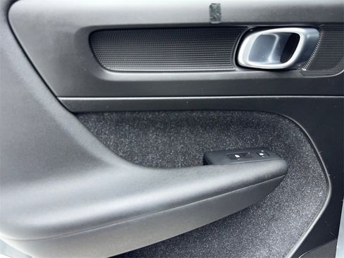 Used 2019 Volvo XC40 T5 R-Design image 43