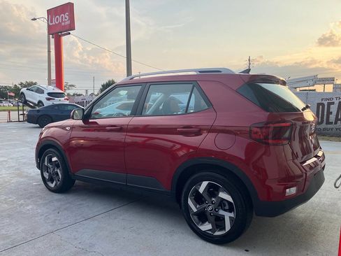 Used 2021 Hyundai Venue SEL image 3