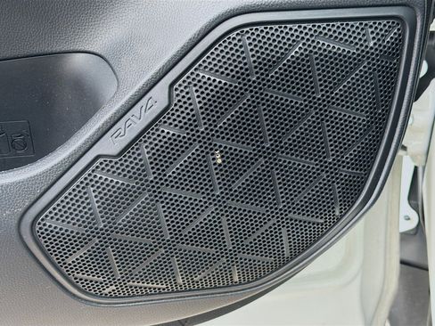 Used 2020 Toyota RAV4 XLE Premium image 23