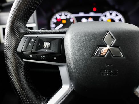 Used 2024 Mitsubishi Outlander SE image 32