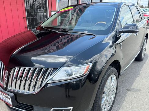 Used 2013 Lincoln MKX FWD image 2