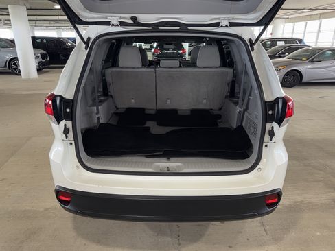 Used 2019 Toyota Highlander LE FWD image 13