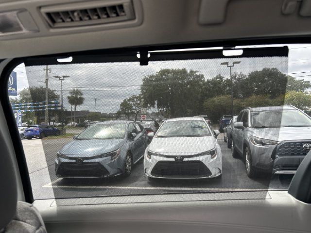 Used 2024 Toyota Sienna LE AWD/4WD image 33