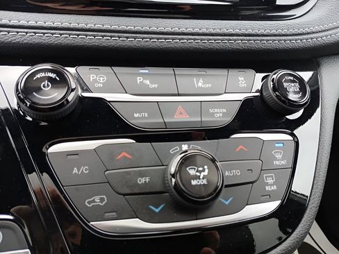 Used 2024 Chrysler Pacifica Premium FWD image 16