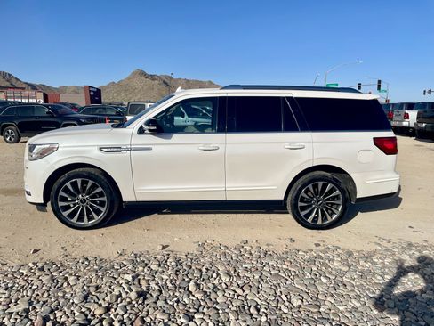 Used 2019 Lincoln Navigator Select w/ Technology Package RWD image 2