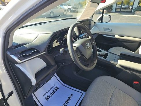 Used 2025 Toyota Sienna LE image 32