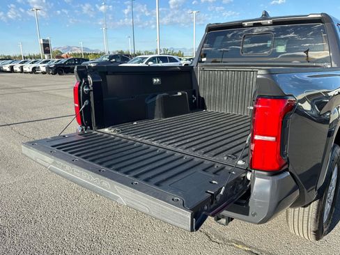 Used 2025 Toyota Tacoma SR5 AWD/4WD image 15
