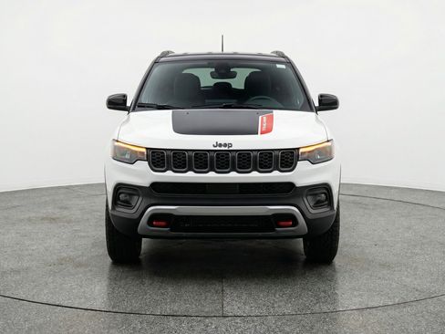 Used 2025 Jeep Compass Trailhawk AWD/4WD image 2
