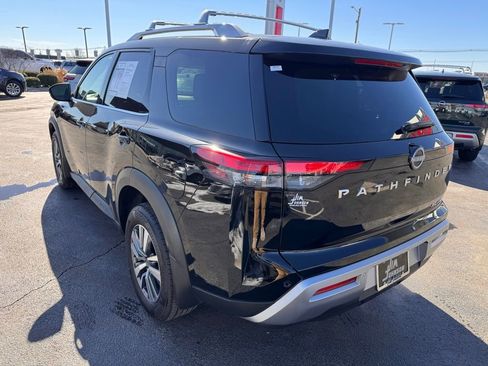 Used 2025 Nissan Pathfinder SL image 3