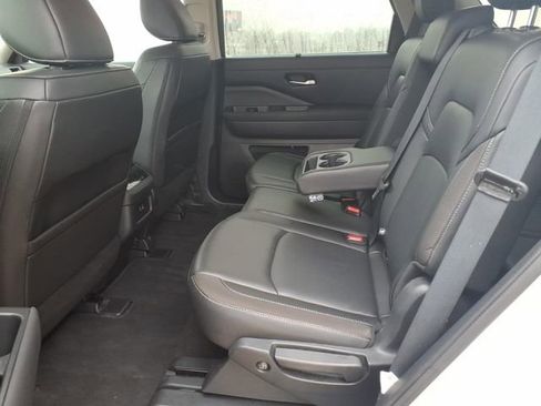 Used 2025 Nissan Pathfinder SL image 19