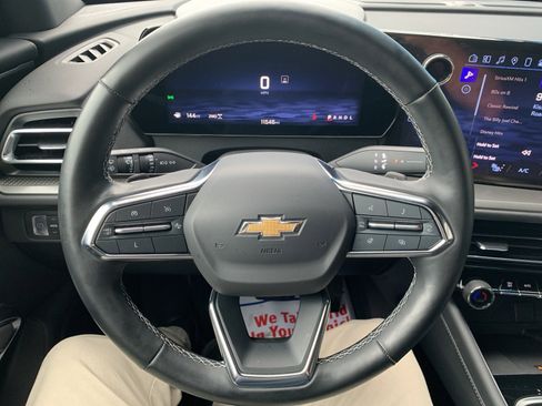 Used 2024 Chevrolet Traverse LT image 32