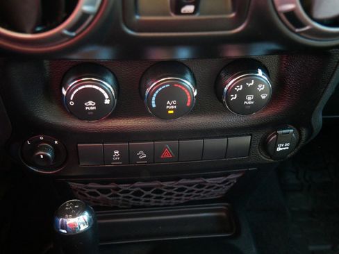 Used 2018 Jeep Wrangler Unlimited Sport image 19