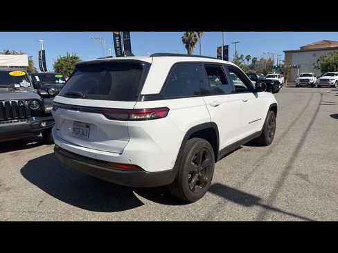 Used 2023 Jeep Grand Cherokee Altitude AWD/4WD image 4