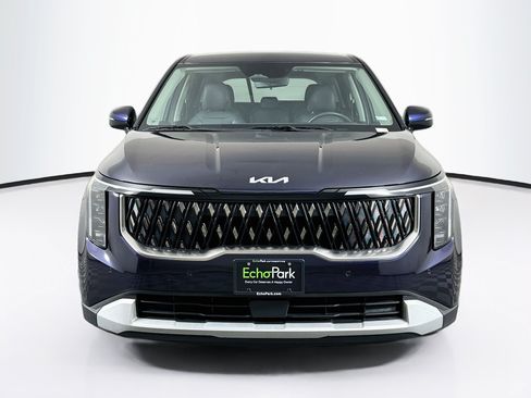 Used 2025 Kia Carnival FWD image 2