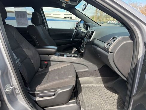 Used 2021 Jeep Grand Cherokee Laredo image 23