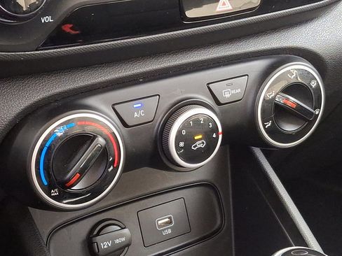 Used 2020 Hyundai Venue SE image 15