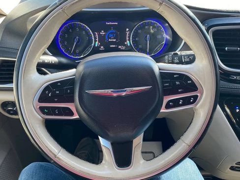 Used 2019 Chrysler Pacifica Limited w/ Tire & Wheel Group FWD image 12