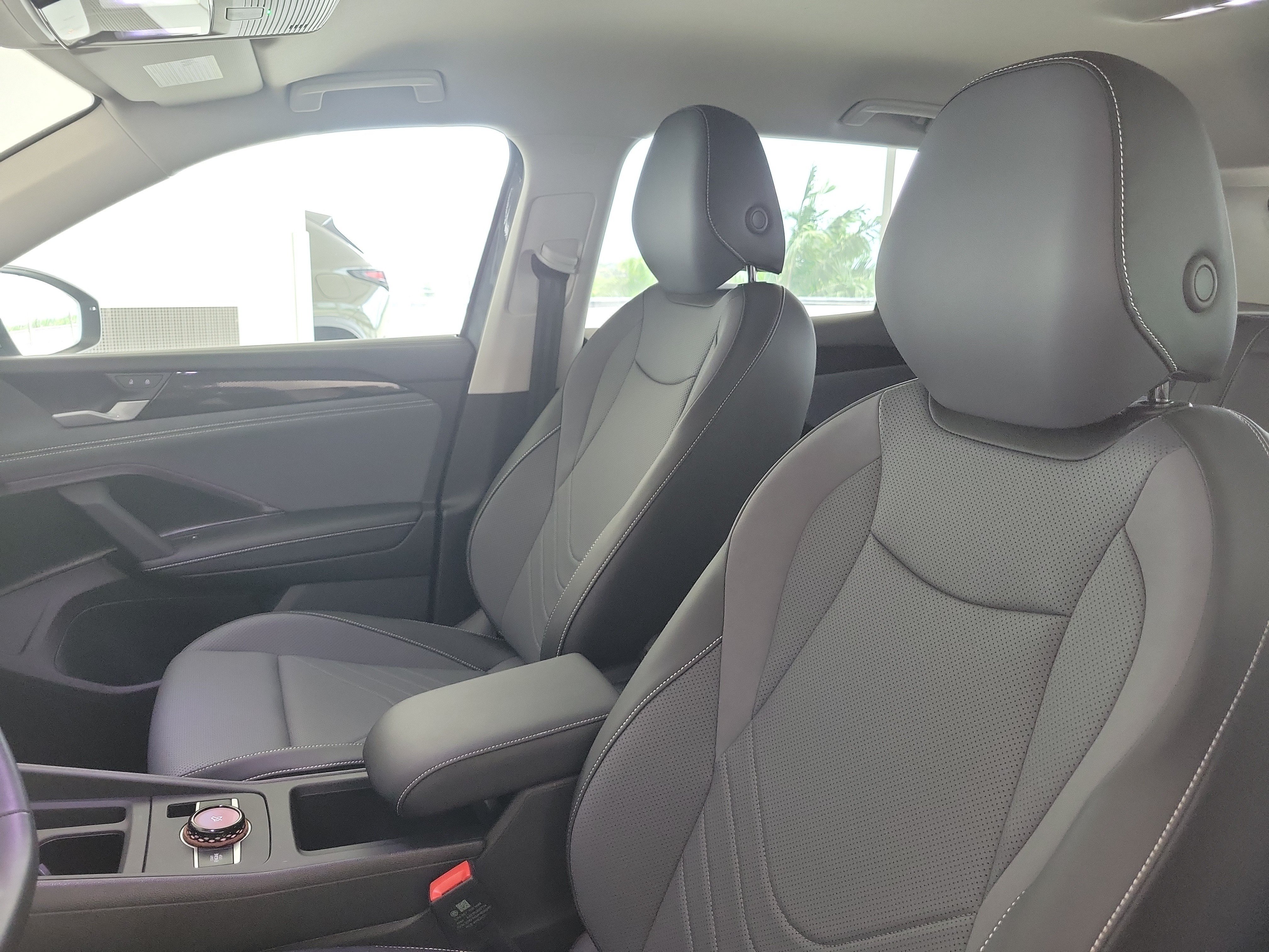 Used 2025 Volkswagen Tiguan SE FWD image 24