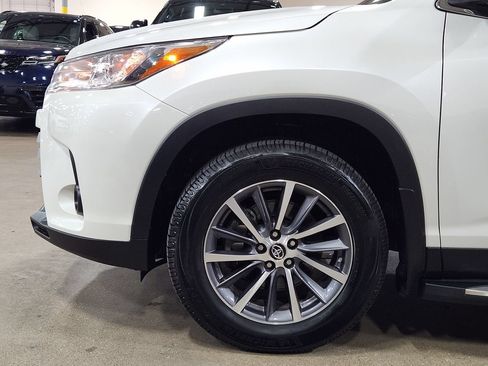 Used 2019 Toyota Highlander XLE FWD image 5