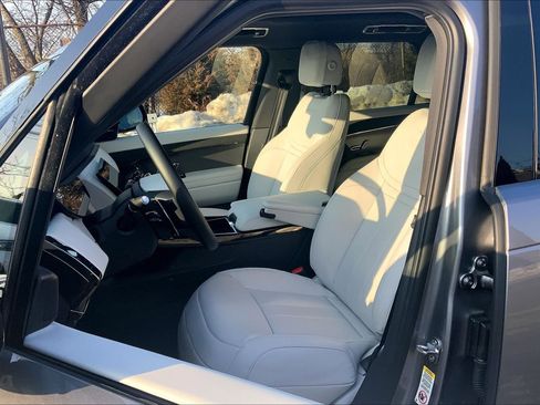 Used 2025 Land Rover Range Rover Sport image 7