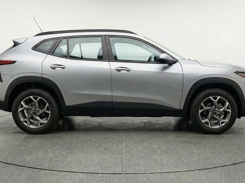 Used 2025 Chevrolet Trax LT w/ LT Convenience Package FWD image 11