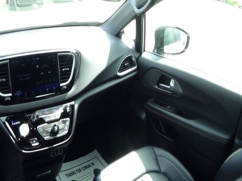 Certified 2025 Chrysler Pacifica Select FWD image 15
