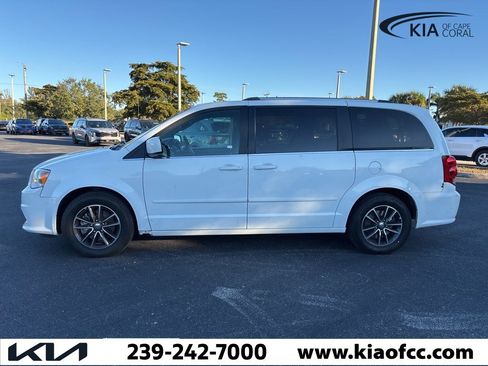 Used 2017 Dodge Grand Caravan SXT image 3