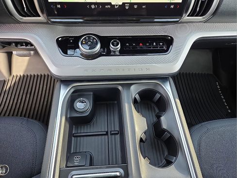 New 2026 Ford Expedition Active image 25