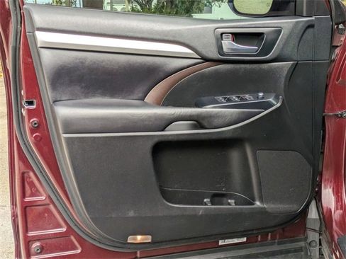 Used 2019 Toyota Highlander XLE image 9