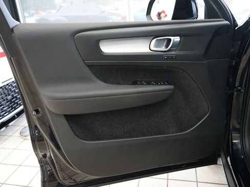 Used 2022 Volvo XC40 T5 Momentum image 23