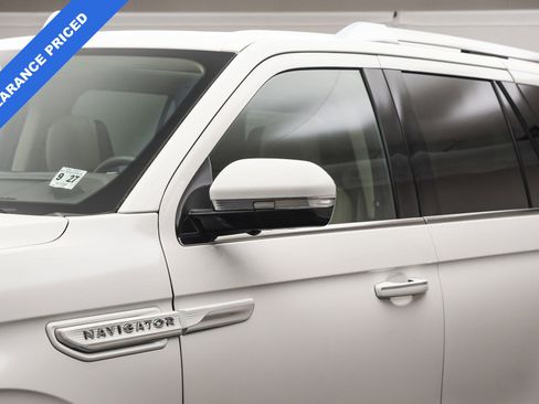 Used 2022 Lincoln Navigator Reserve image 13