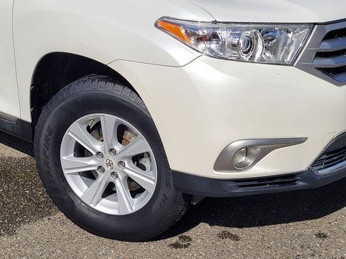 Used 2012 Toyota Highlander FWD w/ Tech Pkg image 9