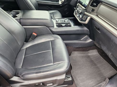 Used 2023 Ford Expedition Max XLT image 13