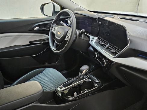 Used 2025 Chevrolet Trax LT image 10