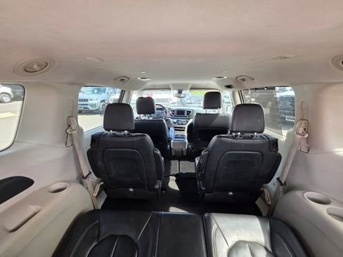 Used 2019 Chrysler Pacifica Touring-L FWD image 12