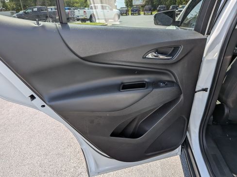 Used 2018 Chevrolet Equinox LT FWD image 16