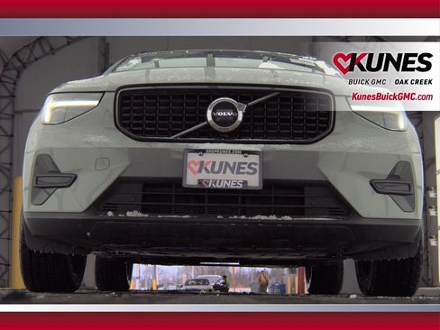 Used 2024 Volvo XC40 B5 Core image 4