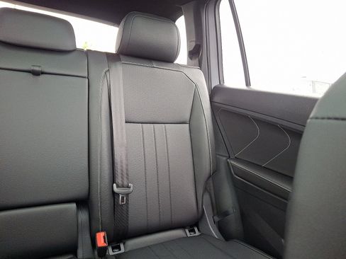 Used 2024 Volkswagen Tiguan SE R-Line image 16