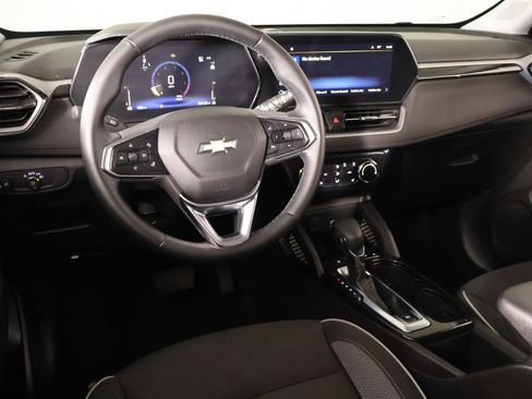 Used 2024 Chevrolet TrailBlazer LT w/ LT Cold Weather Package FWD image 2