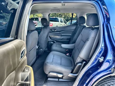 Certified 2023 GMC Acadia SLE w/ Driver Convenience Package image 24