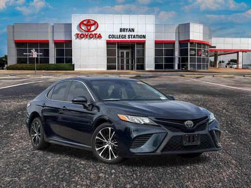 Used 2020 Toyota Camry SE image 1
