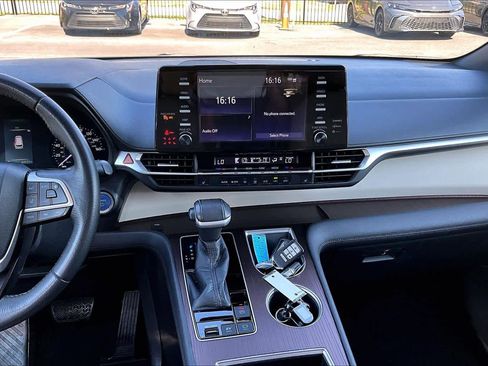 Used 2021 Toyota Sienna XLE image 7