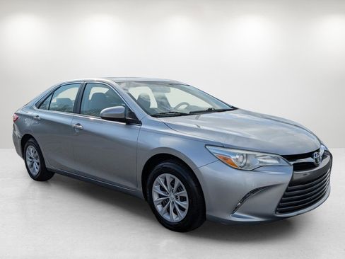 Used 2017 Toyota Camry LE image 3