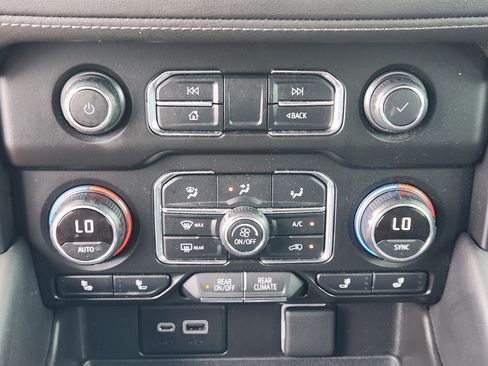 Used 2021 Chevrolet Suburban Z71 w/ Luxury Package AWD/4WD image 19