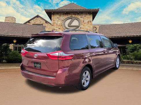 Used 2018 Toyota Sienna LE FWD image 2