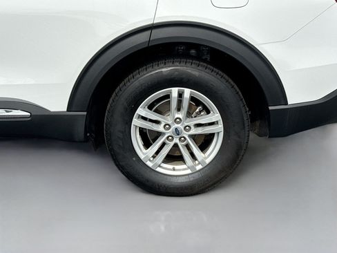 Used 2023 Ford Explorer XLT w/ Equipment Group 202A AWD/4WD image 31